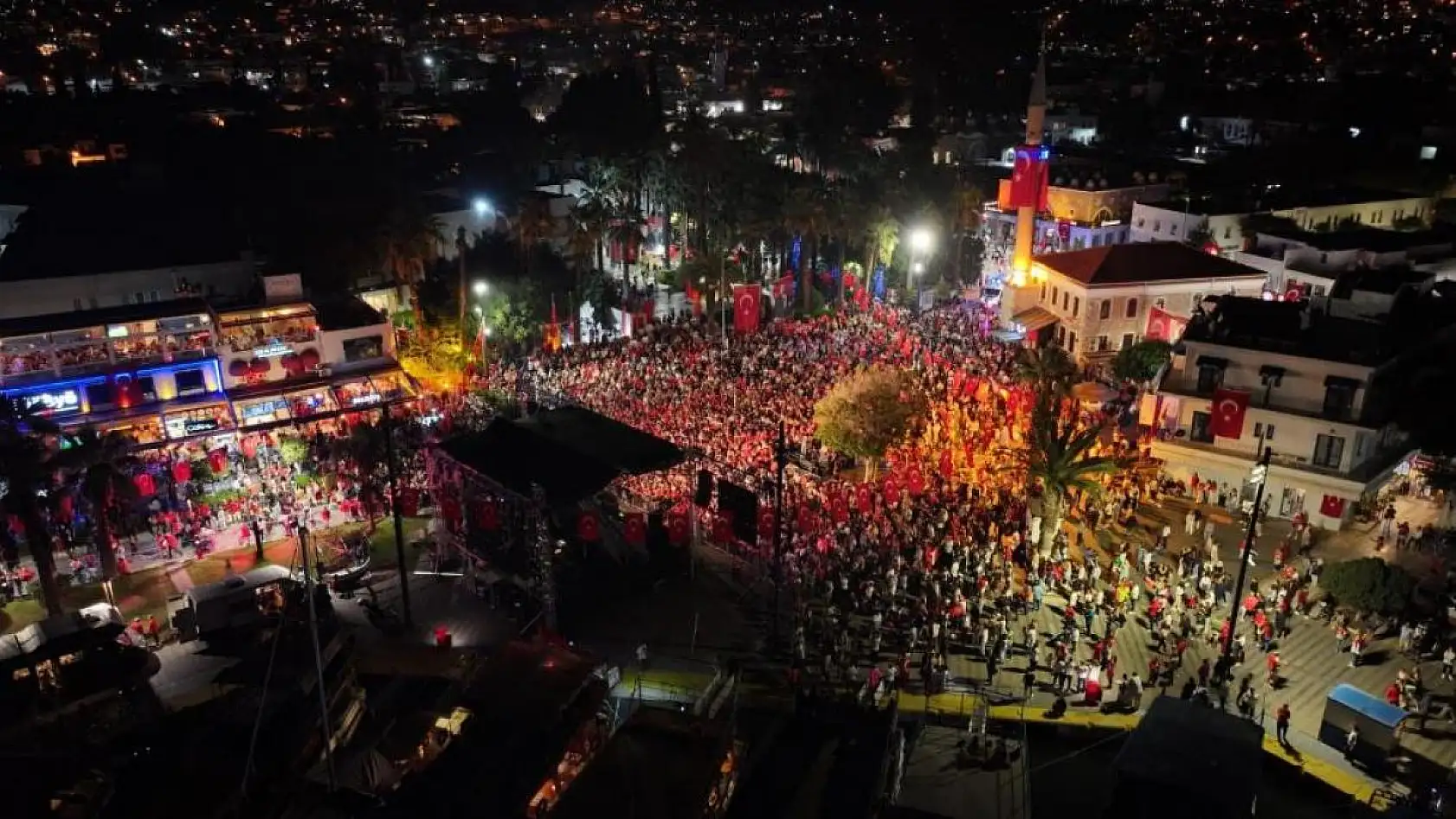 Cumhuriyet'in coşkusundan insanlar sokaklara sığmadı