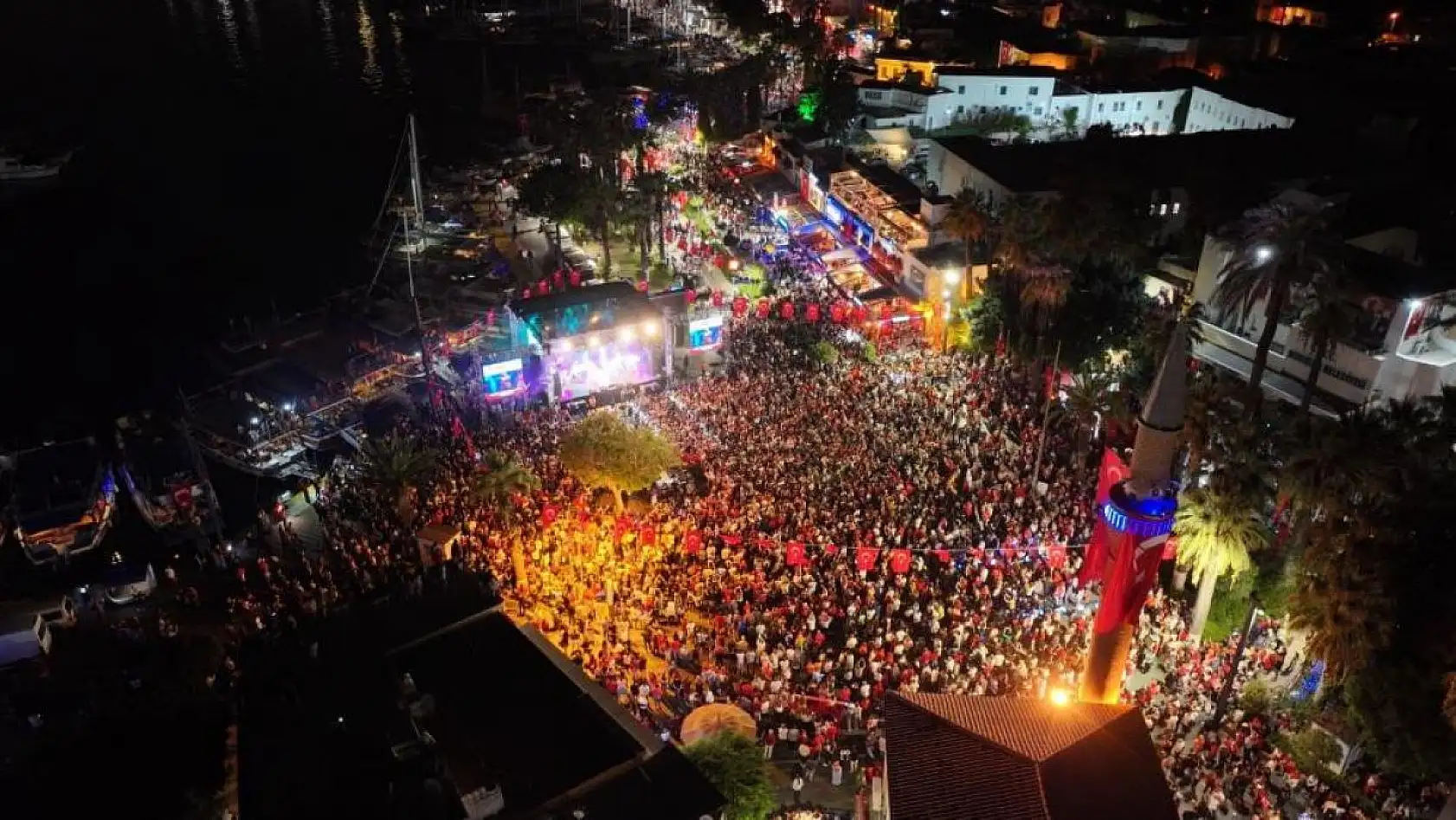 Cumhuriyet'in coşkusundan insanlar sokaklara sığmadı
