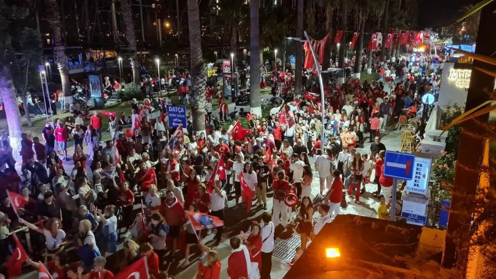 Cumhuriyet'in coşkusundan insanlar sokaklara sığmadı