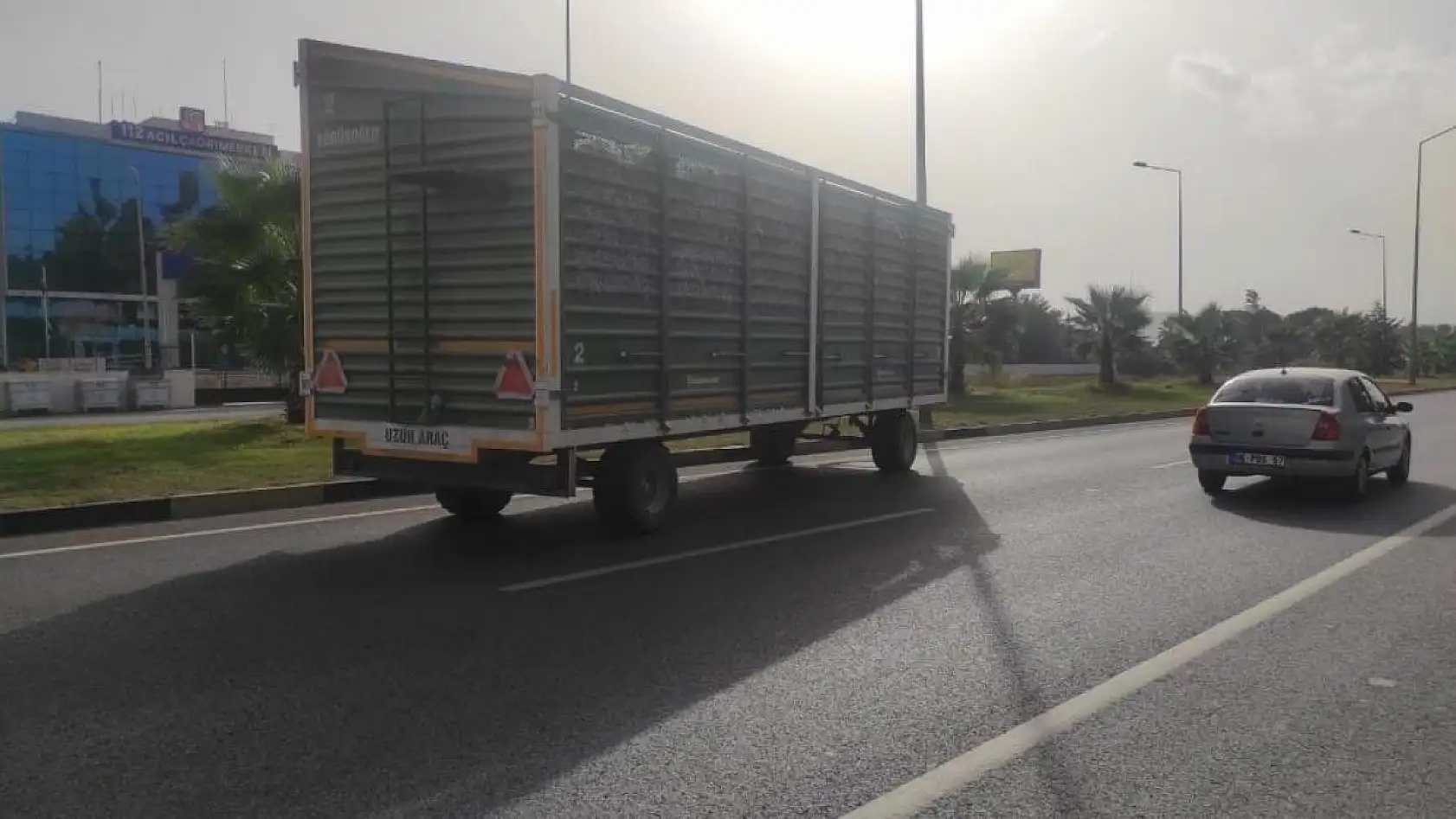 Pamuk yüklü traktör devrildi