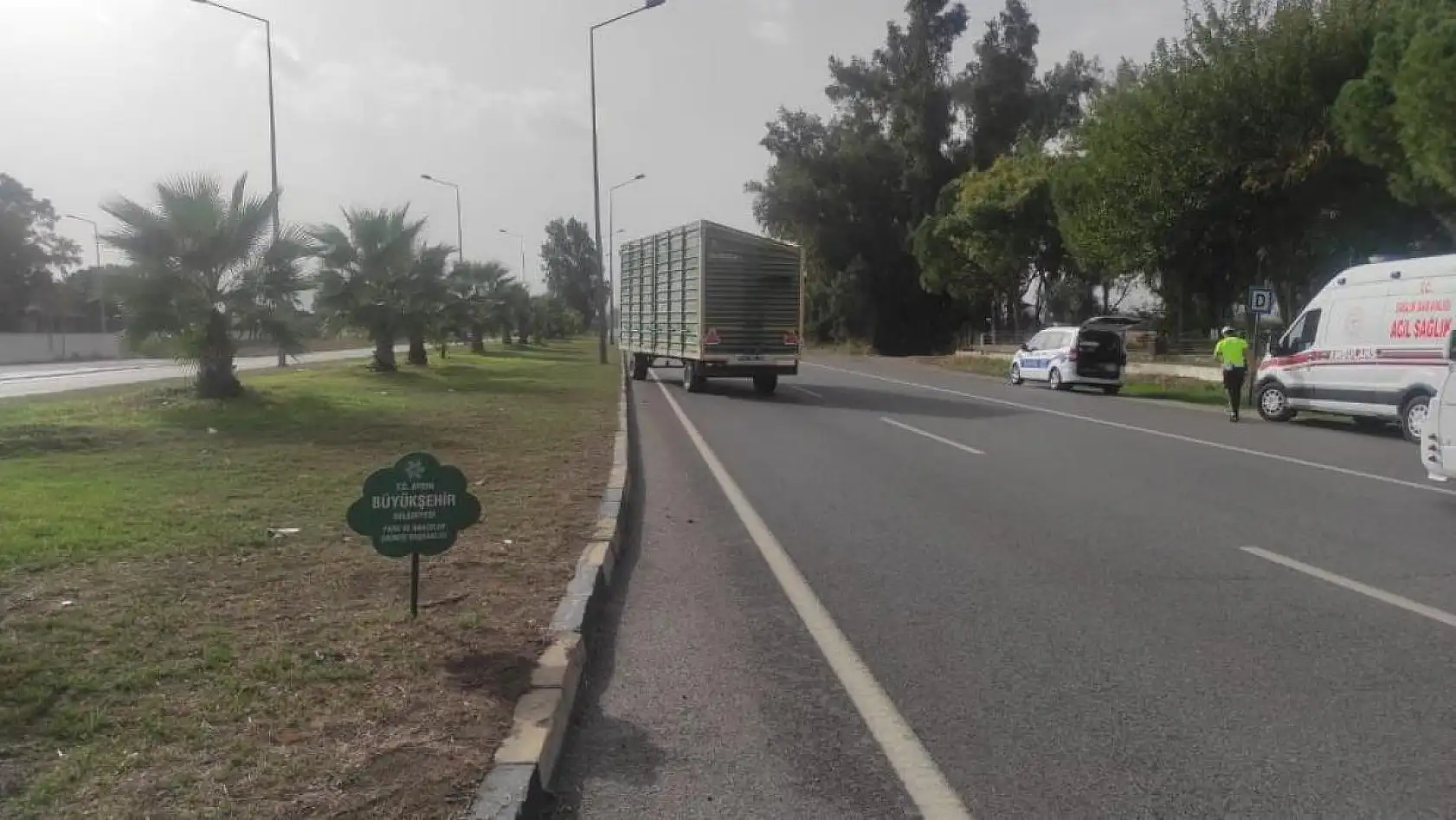 Pamuk yüklü traktör devrildi