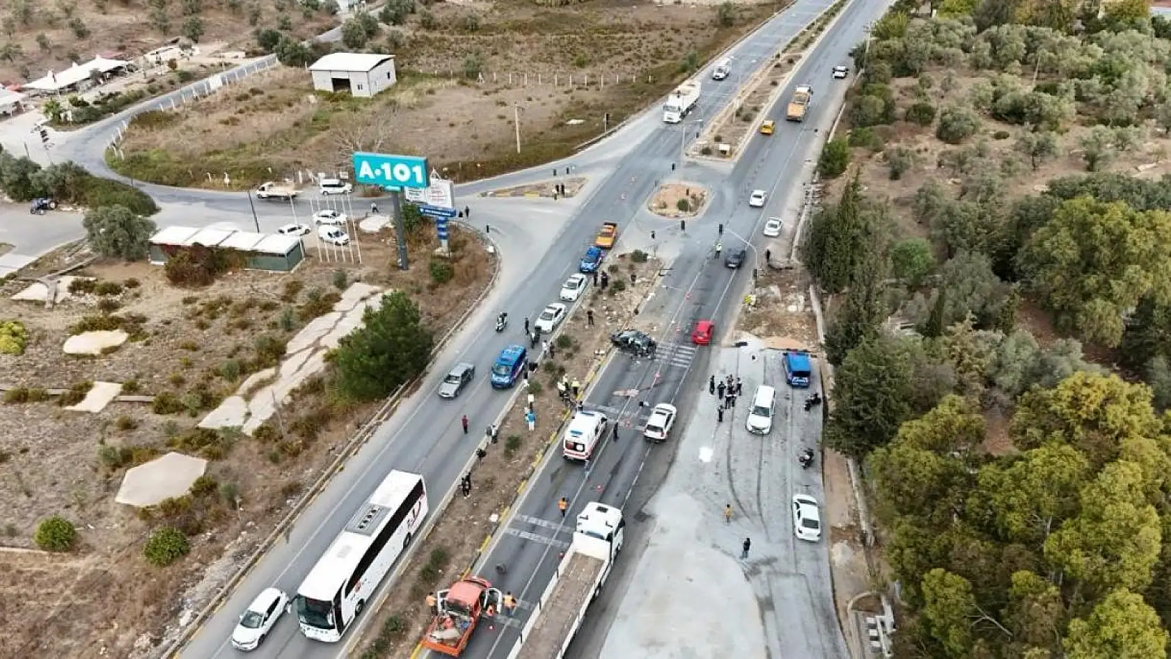 Otomobil Otobüsün Altında Kaldı: 1 Ölü, 3 Yaralı