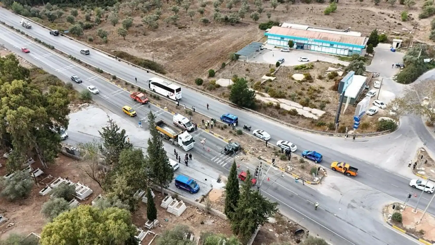 Otomobil Otobüsün Altında Kaldı: 1 Ölü, 3 Yaralı
