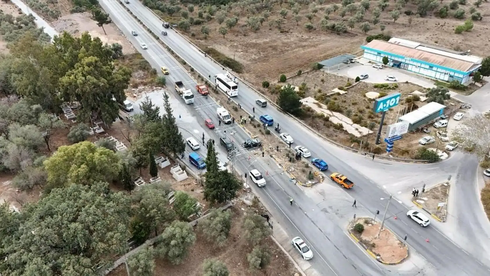 Otomobil Otobüsün Altında Kaldı: 1 Ölü, 3 Yaralı