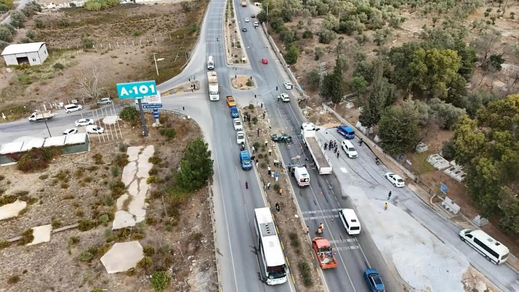 Otomobil Otobüsün Altında Kaldı: 1 Ölü, 3 Yaralı