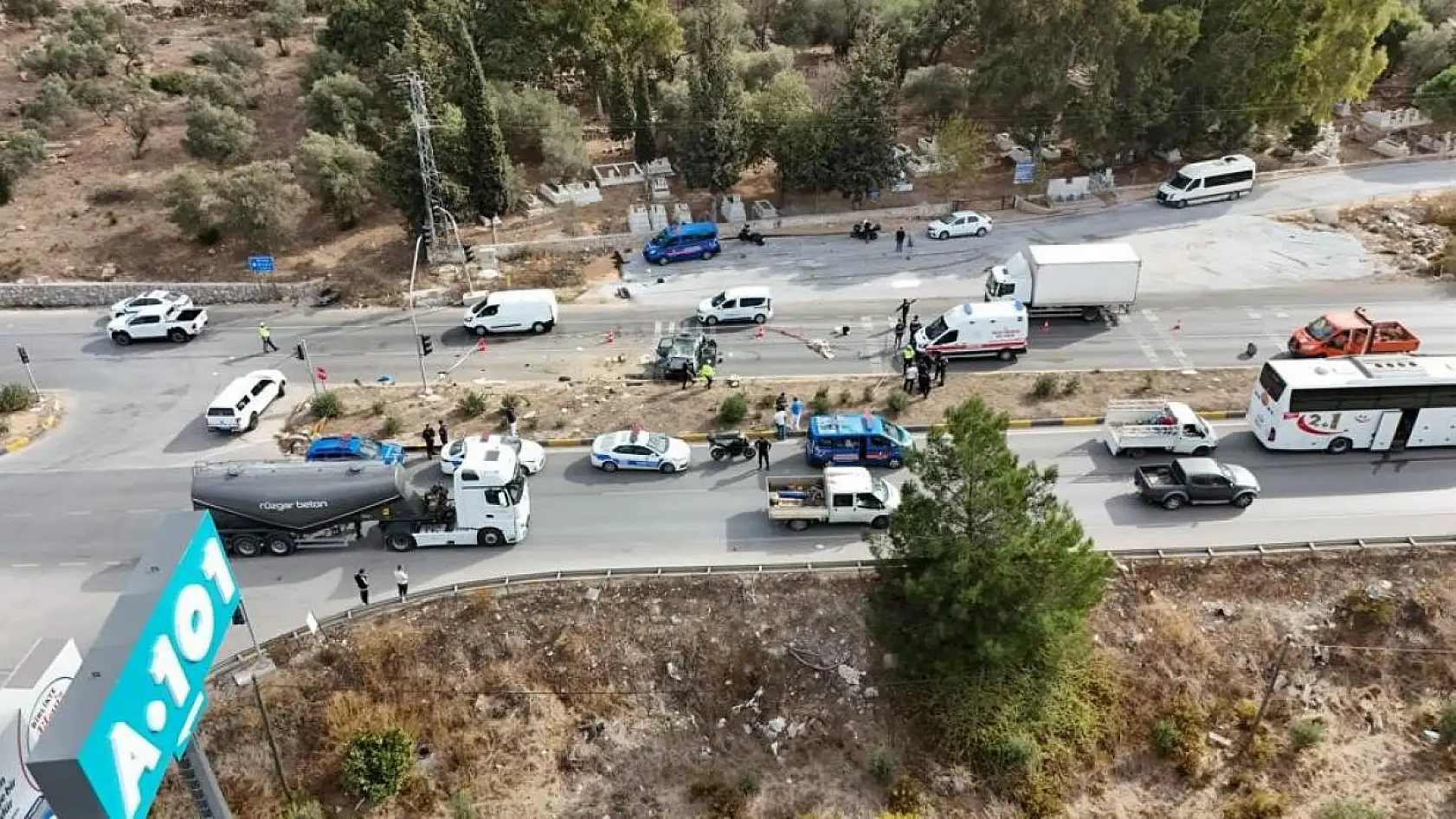 Otomobil Otobüsün Altında Kaldı: 1 Ölü, 3 Yaralı