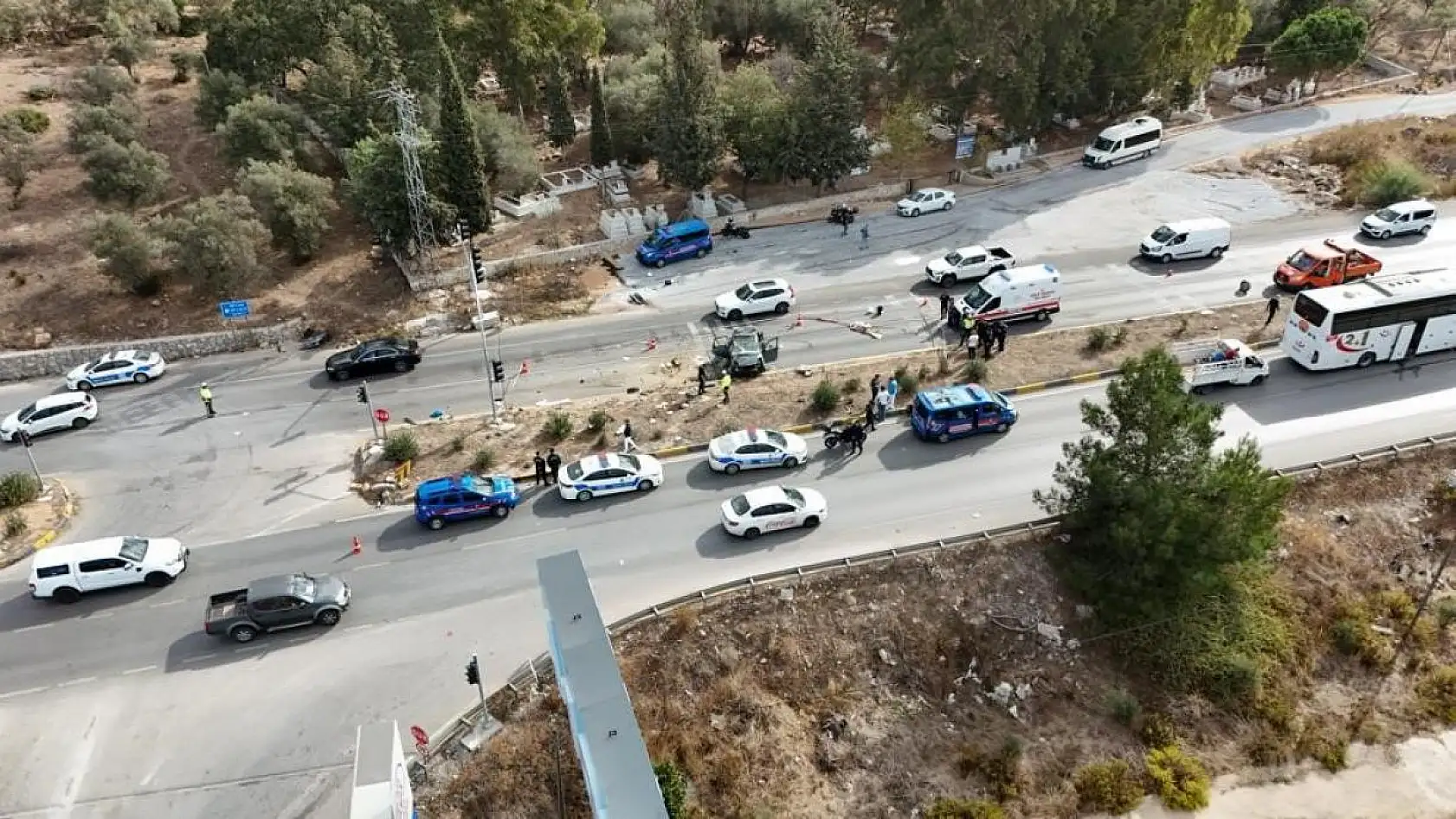 Otomobil Otobüsün Altında Kaldı: 1 Ölü, 3 Yaralı