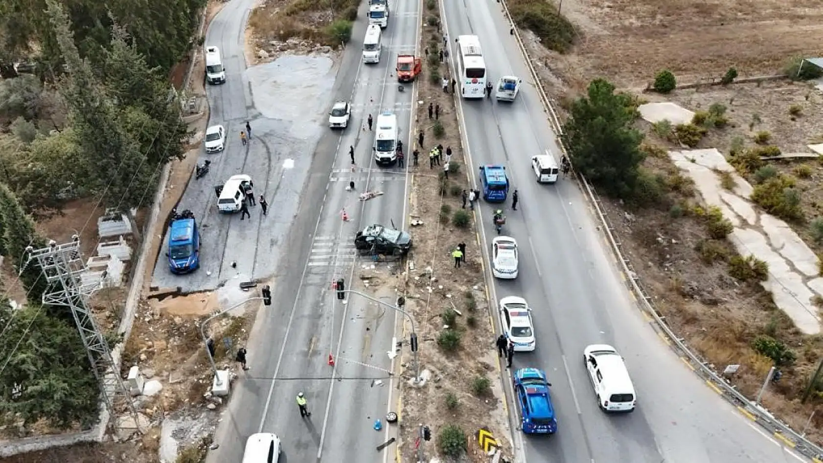 Otomobil Otobüsün Altında Kaldı: 1 Ölü, 3 Yaralı
