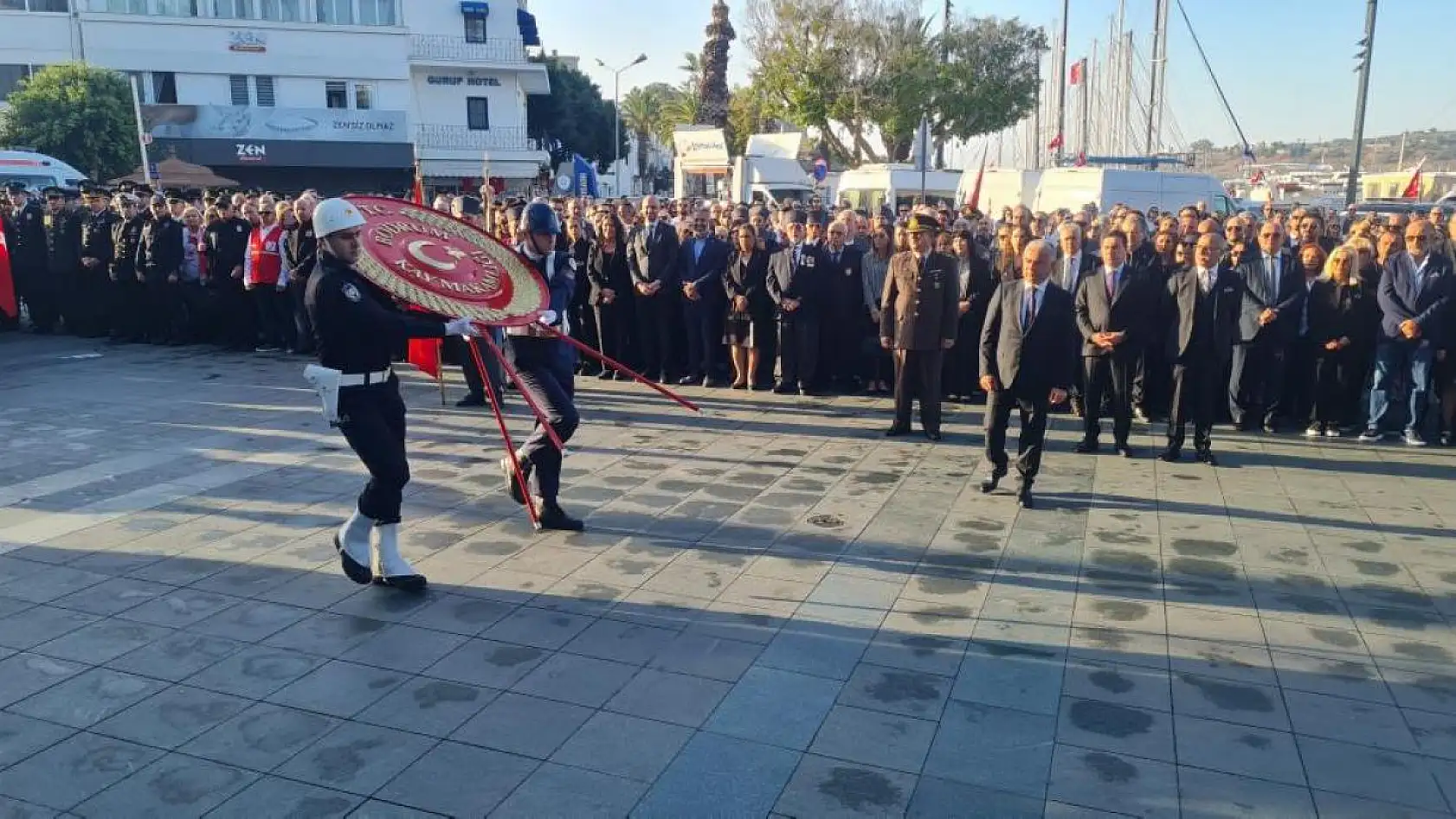 Anma etkinlikleri, meydandaki törenle başladı