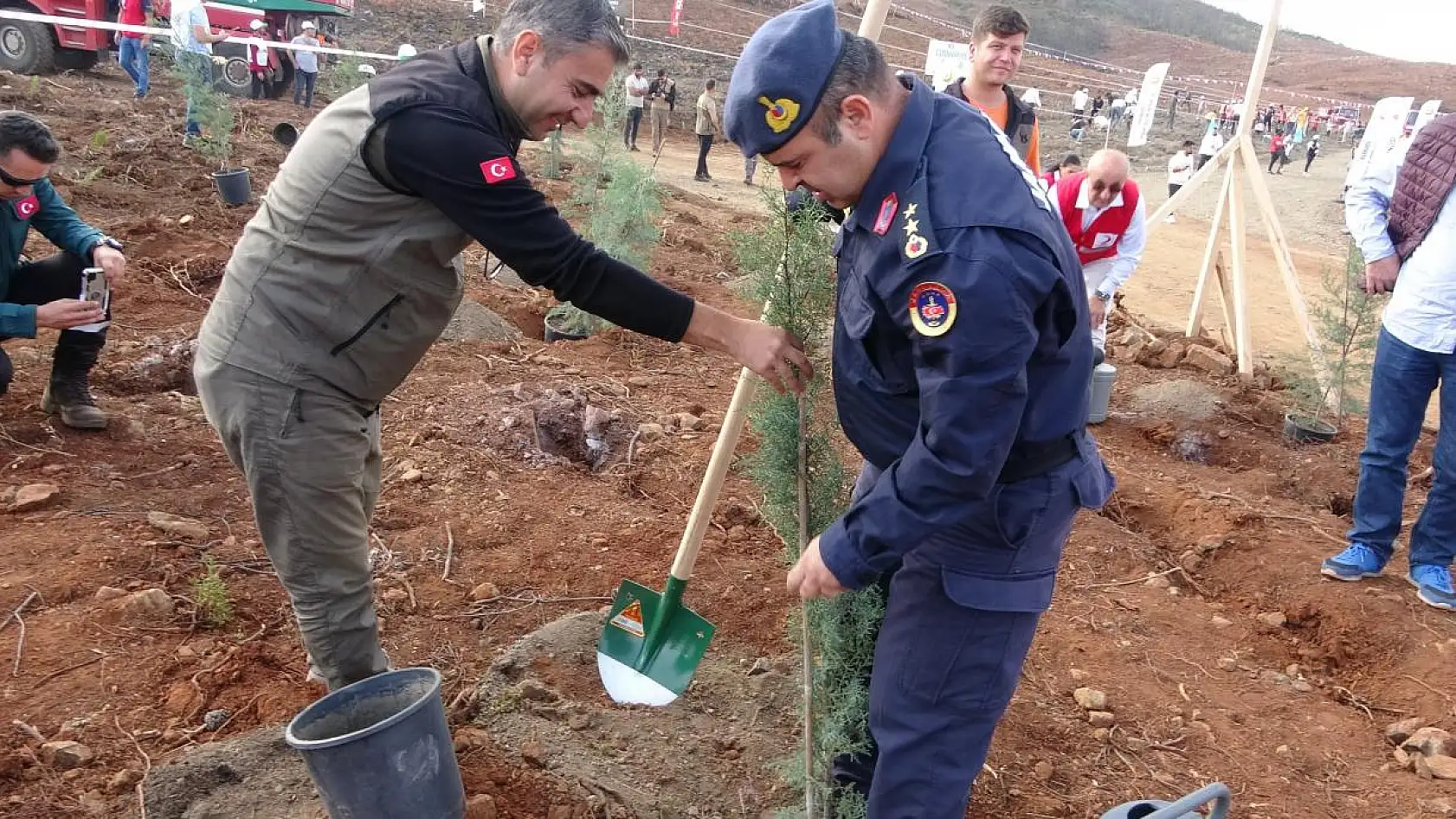 Geleceğe nefes için fidanlar toprakla buluştu