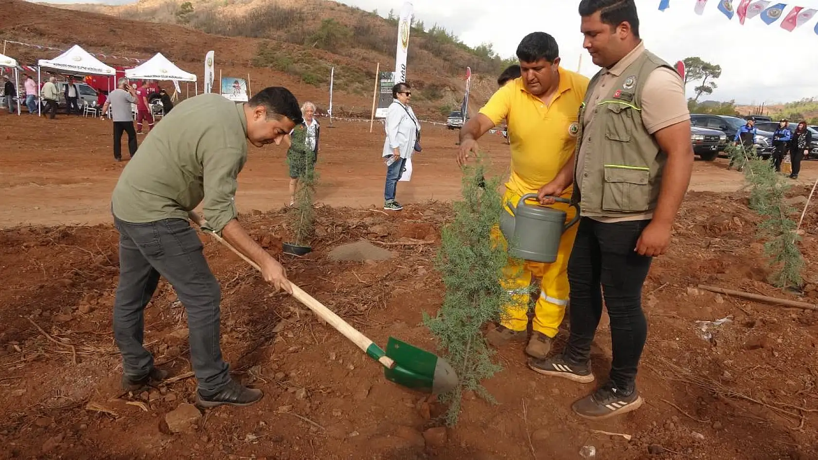 Geleceğe nefes için fidanlar toprakla buluştu