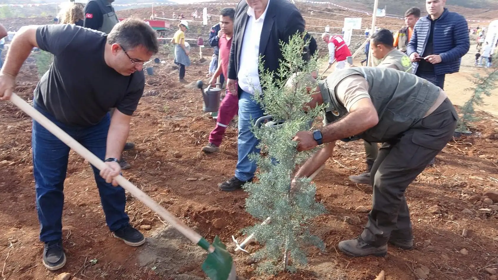 Geleceğe nefes için fidanlar toprakla buluştu