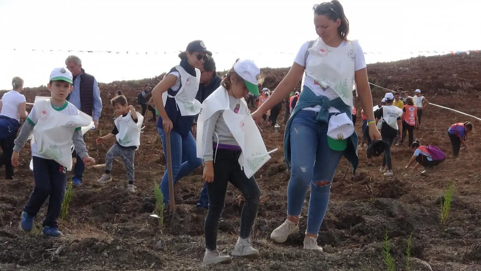 Geleceğe nefes için fidanlar toprakla buluştu