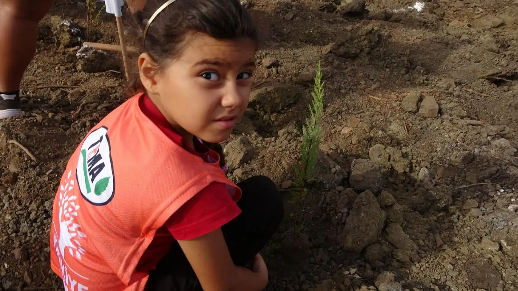 Geleceğe nefes için fidanlar toprakla buluştu