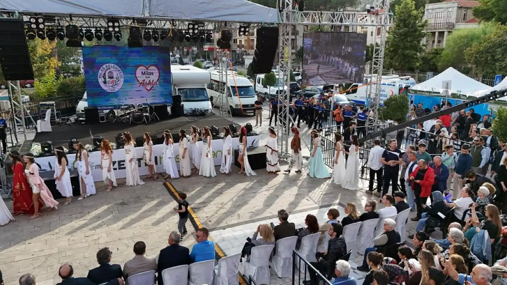 Karya defilesine yoğun ilgi