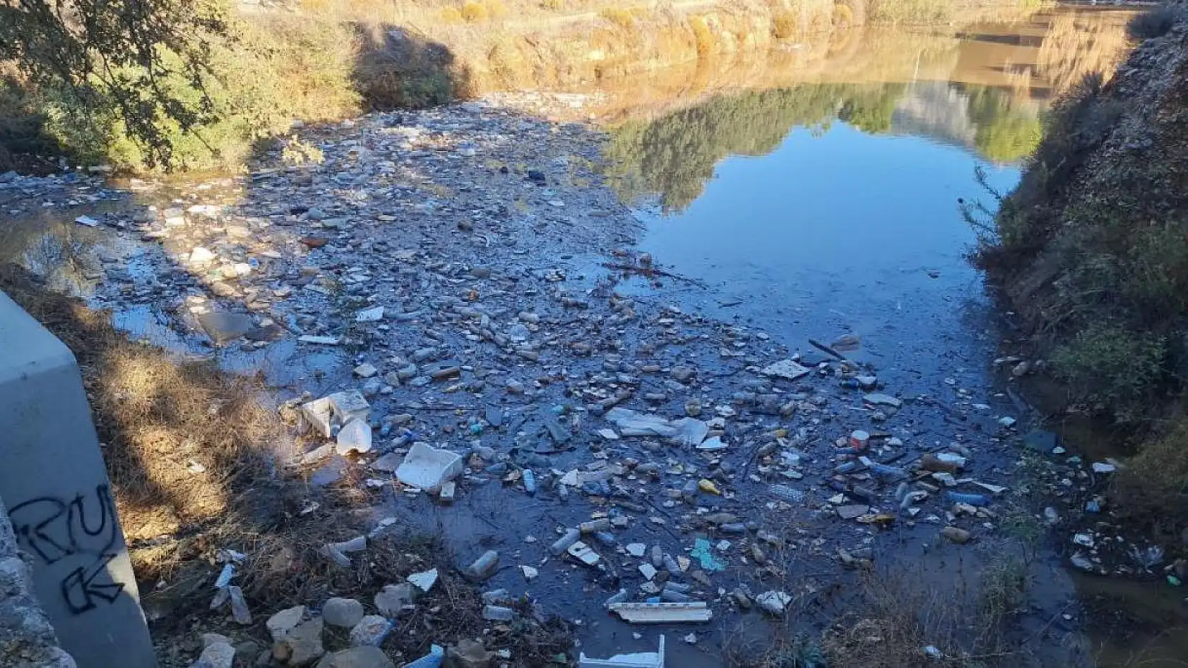 Sahile gelenler, çöplerle karşılaştı