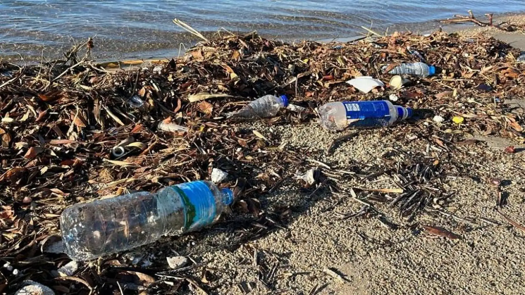 Sahile gelenler, çöplerle karşılaştı