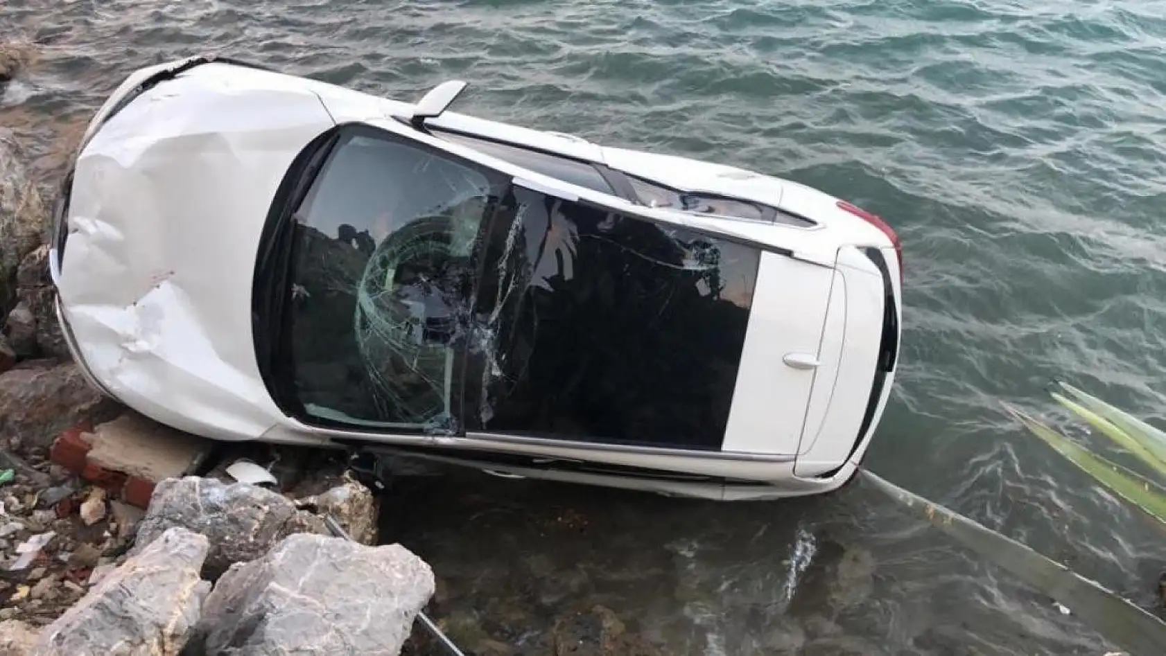Direksiyon hakimiyetini kaybeden sürücü denize uçtu