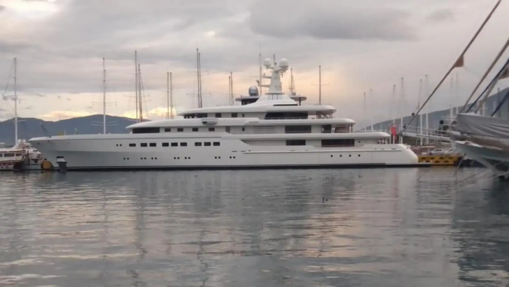 Süper Yat Romea Fethiye Limanı'na demir attı