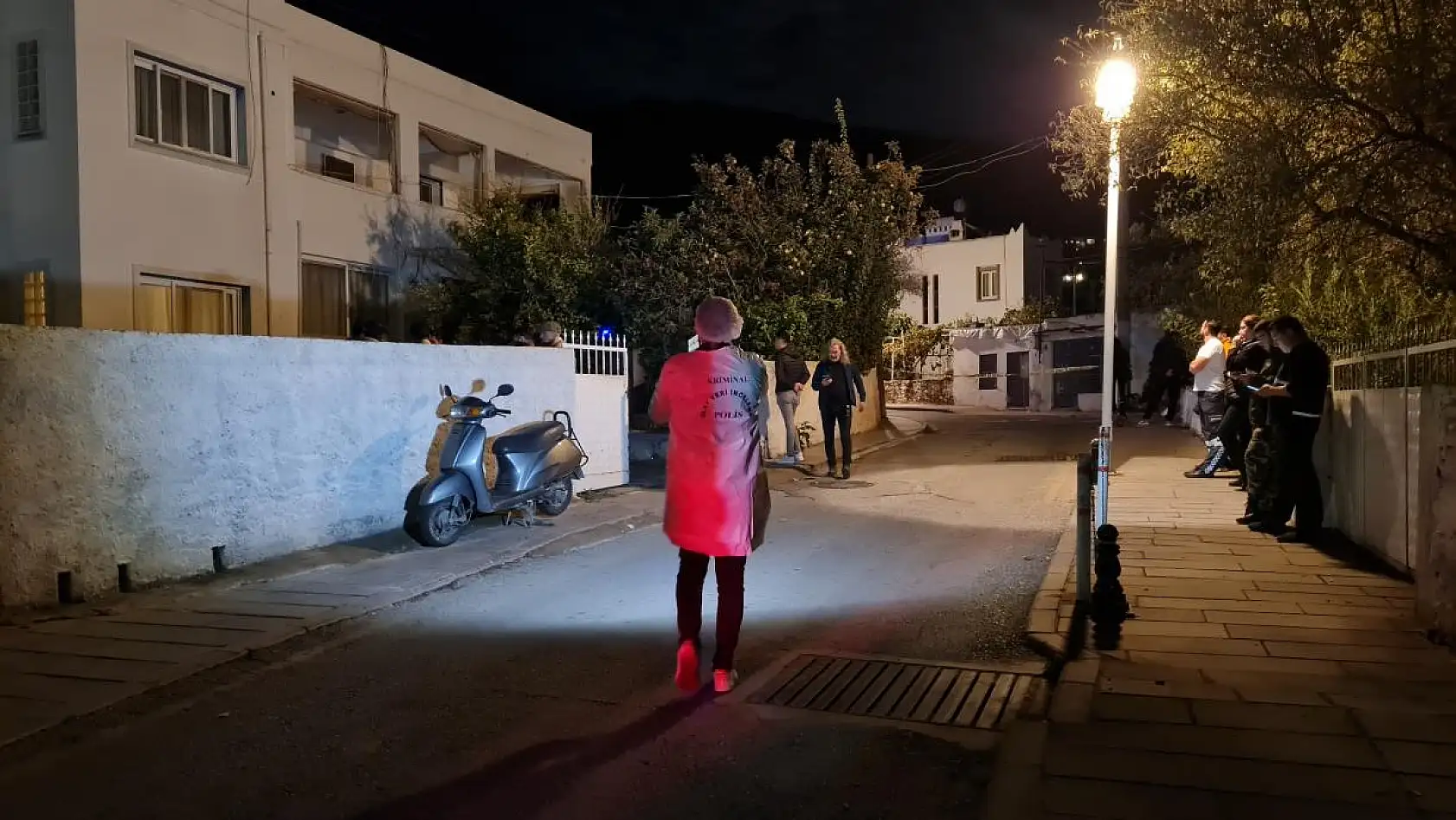 Annesini boğazından bıçaklayarak öldürdü