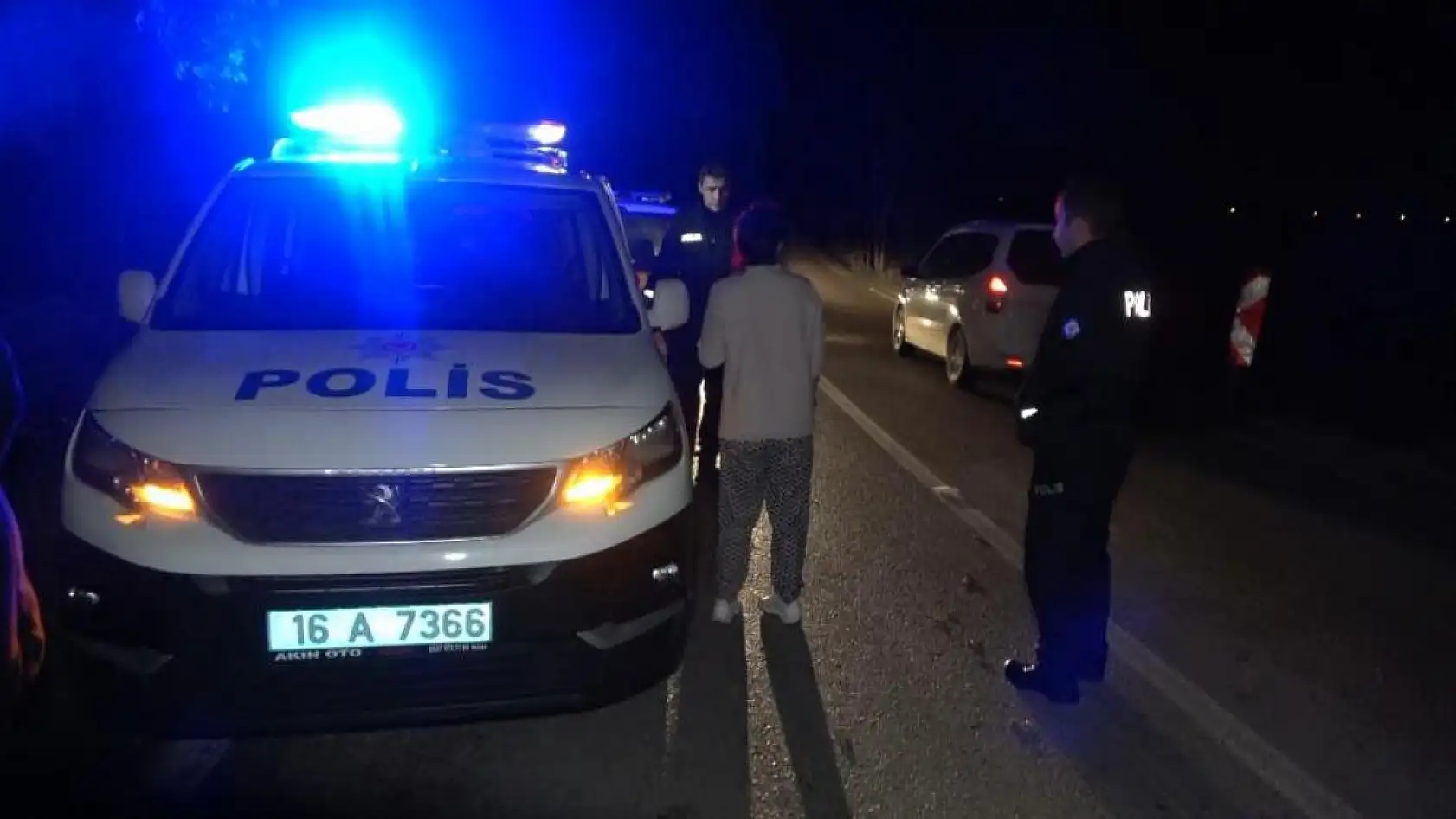 Alkollü kadın kazadan sonra gazetecinin kamerasını kırdı