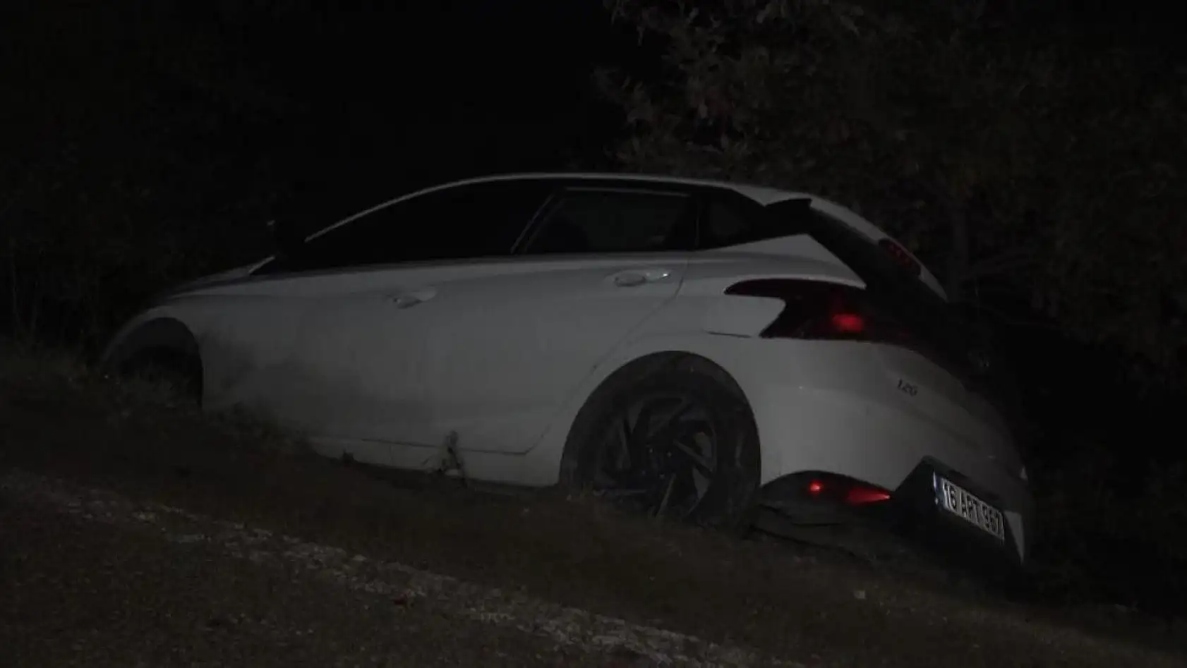 Alkollü kadın kazadan sonra gazetecinin kamerasını kırdı