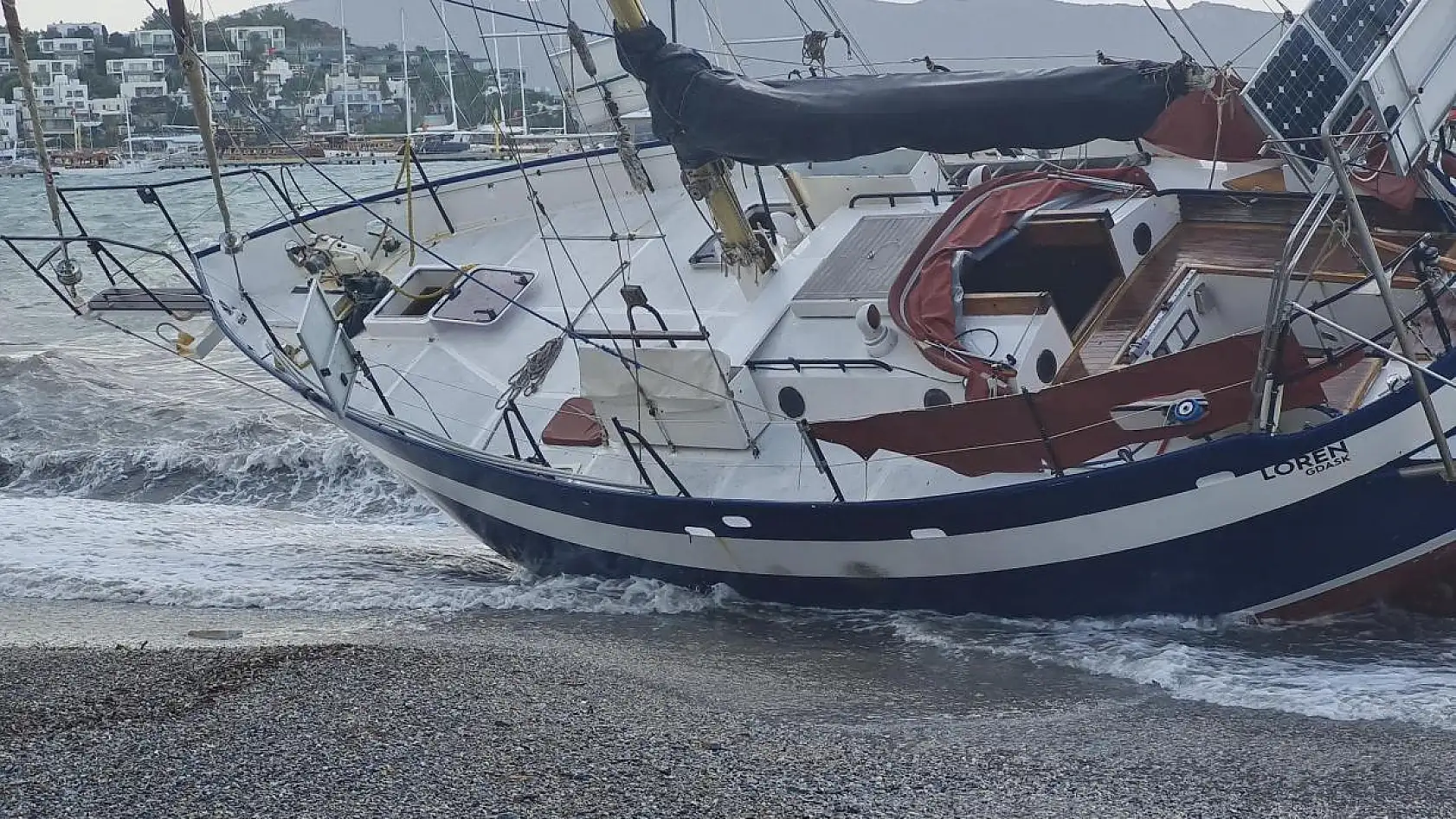 Düzensiz göçmen teknesi karaya vurdu