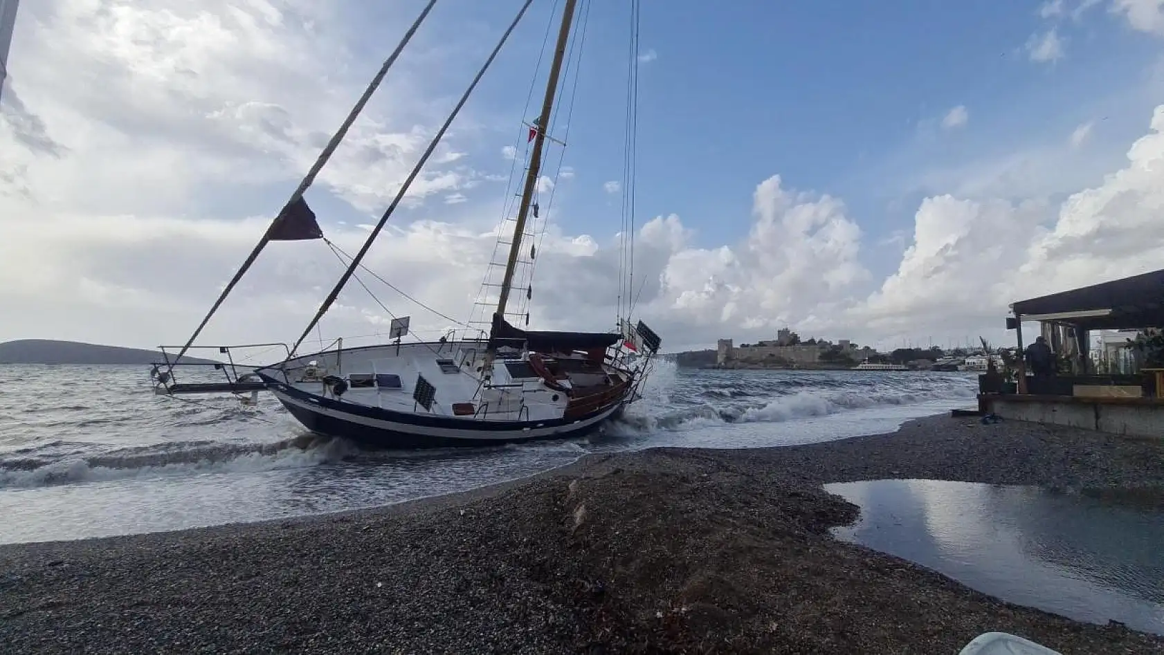 Düzensiz göçmen teknesi karaya vurdu