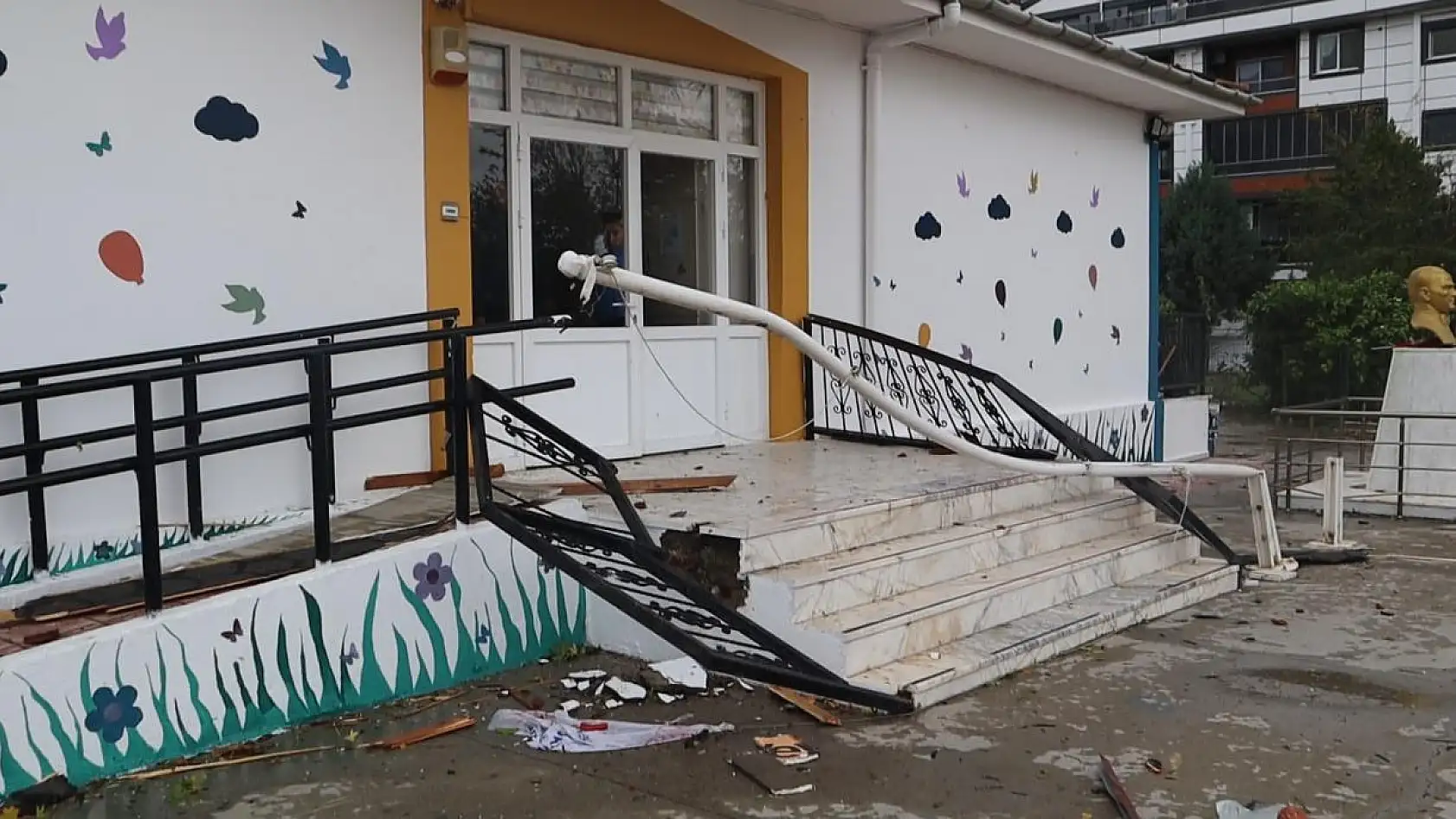 O ilçeyi hortum vurdu