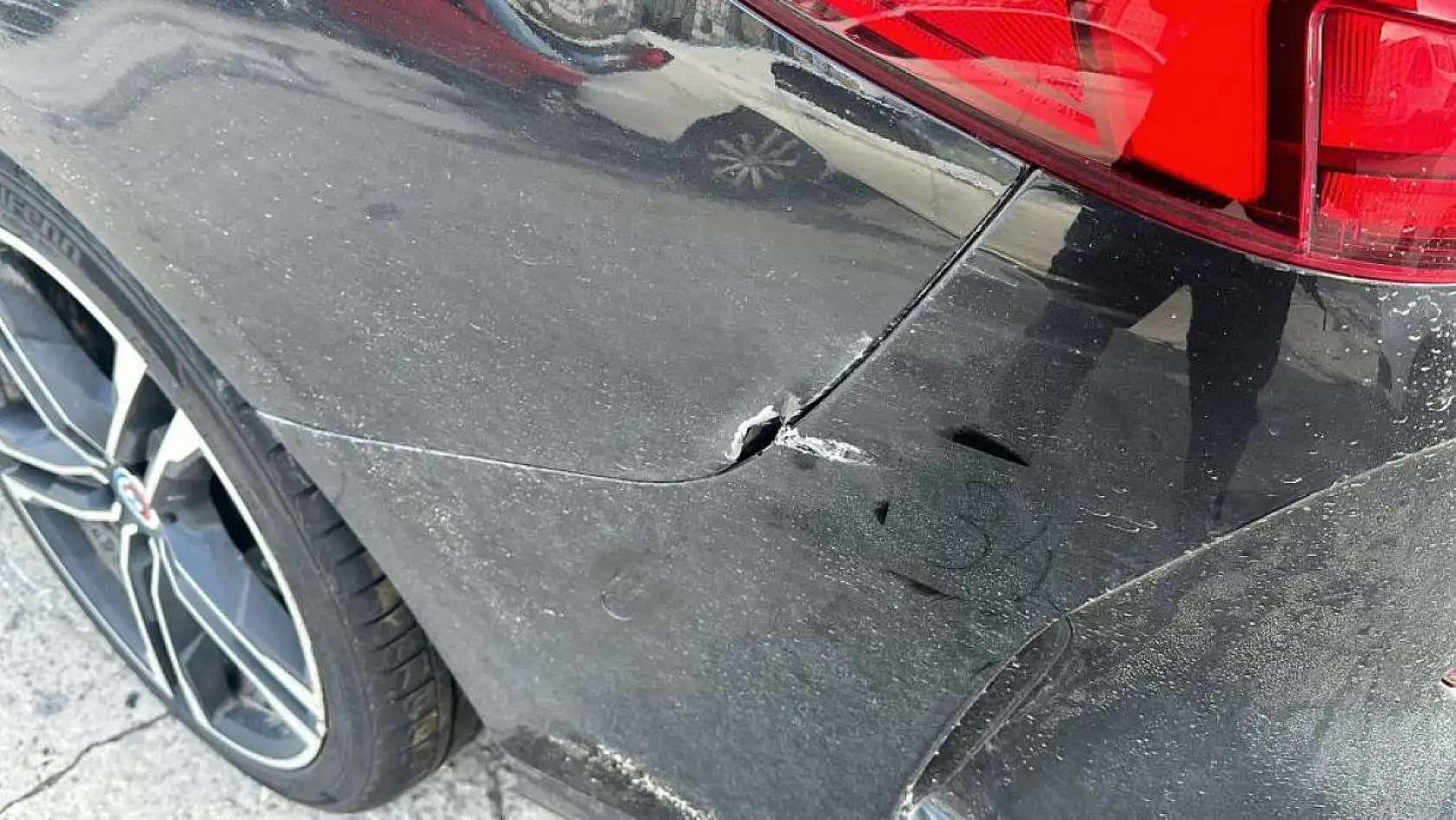 17 el ateş ettiler, genç başından vuruldu