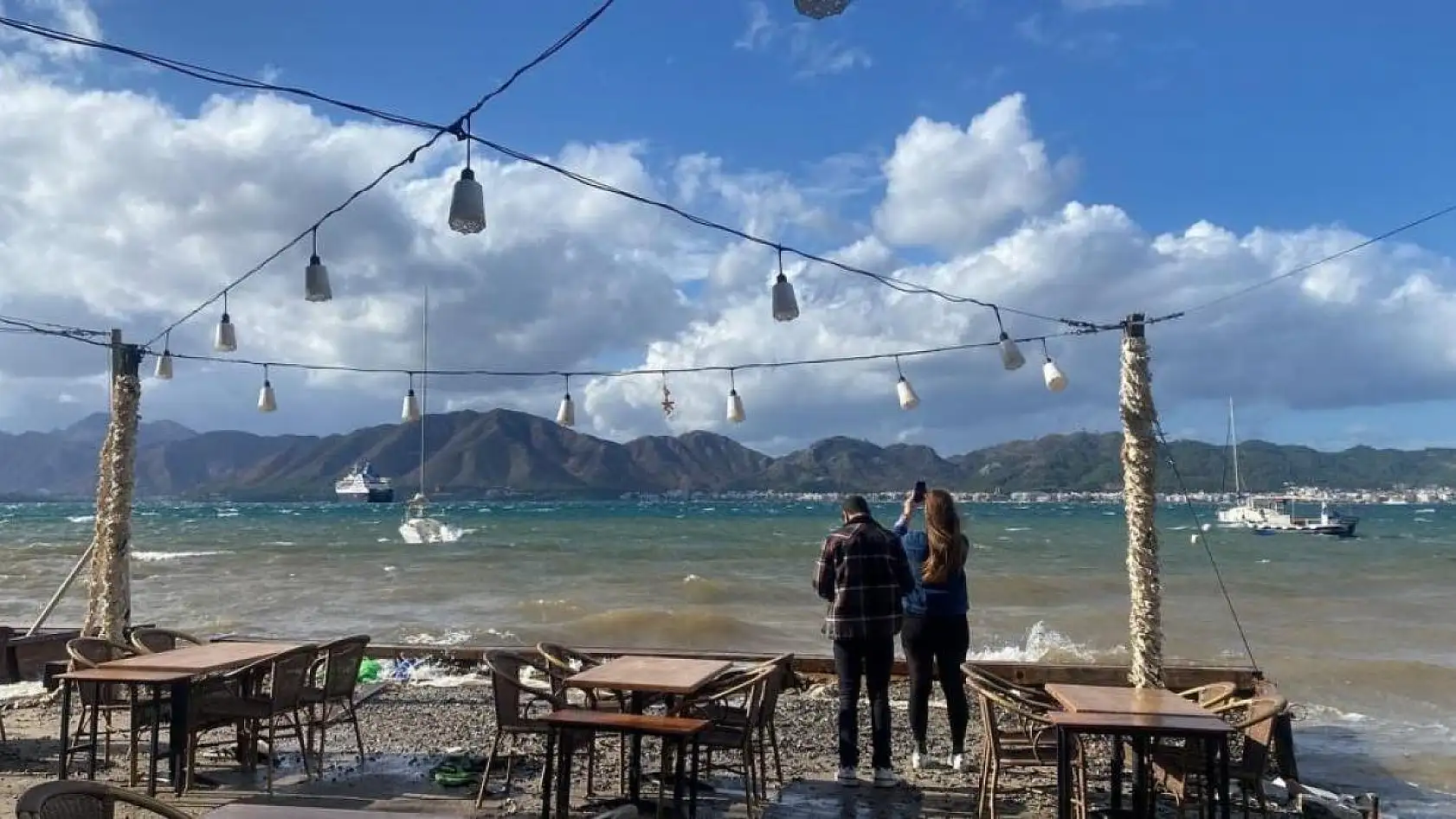 Sağanak yağışlar ve şiddetli dalgalar iskeleleri söktü