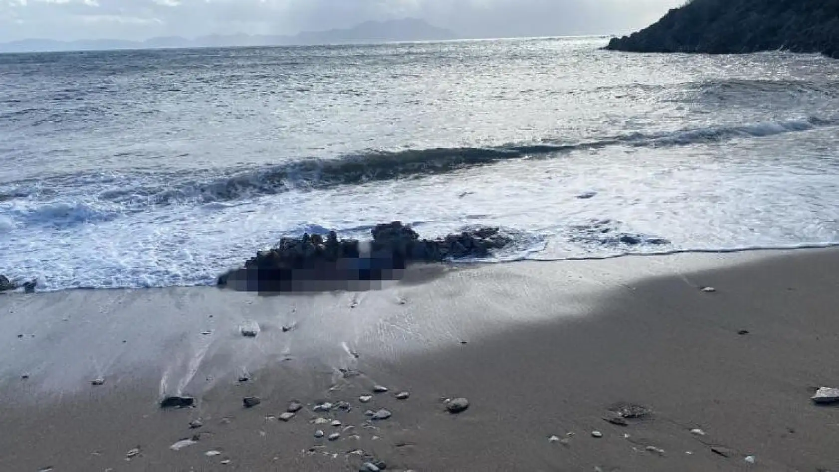 Denizde ve sahilde iki ceset