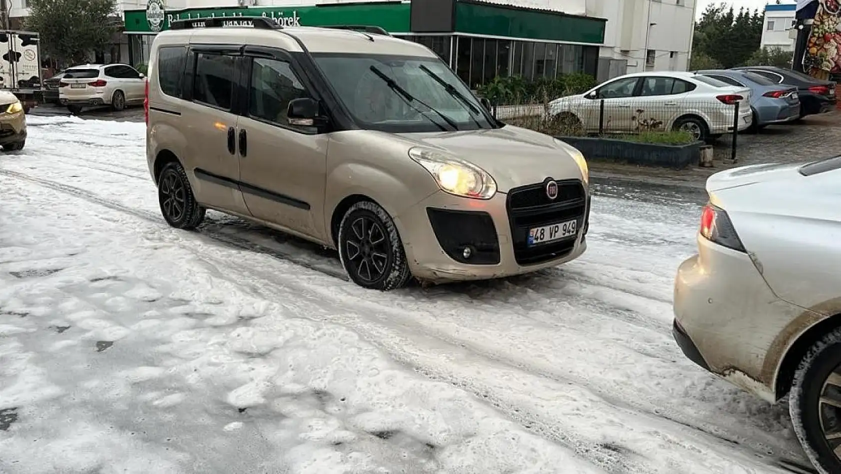 Vatandaşlar ortaya çıkan manzarayı meraklı gözlerle takip etti