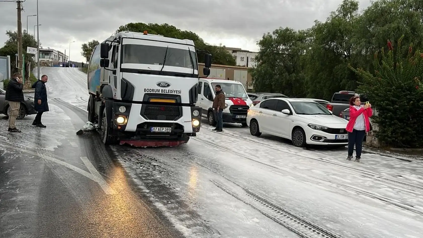 Vatandaşlar ortaya çıkan manzarayı meraklı gözlerle takip etti