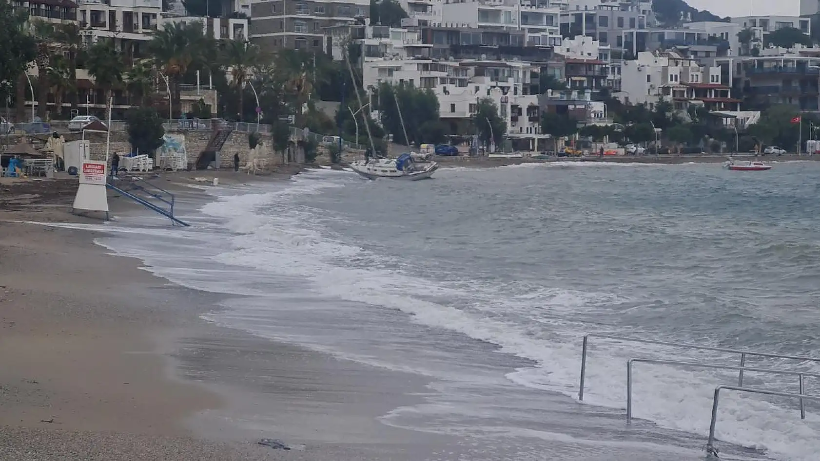 Kuvvetli rüzgar nedeniyle bir yelkenli karaya sürüklendi