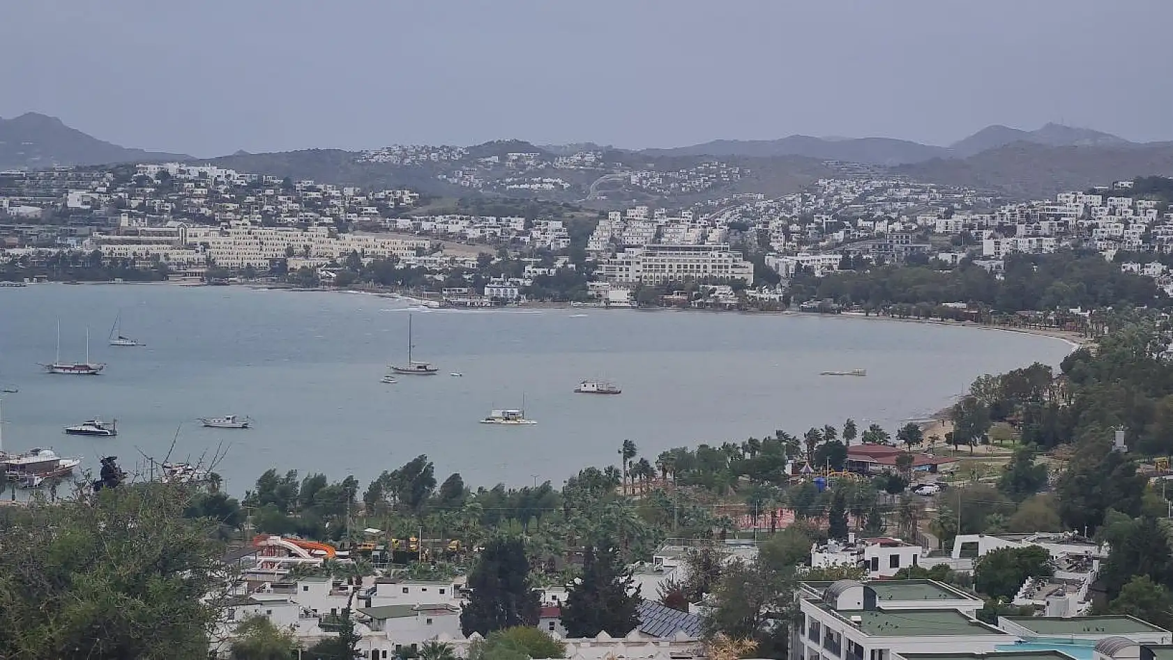 Kuvvetli rüzgar nedeniyle bir yelkenli karaya sürüklendi