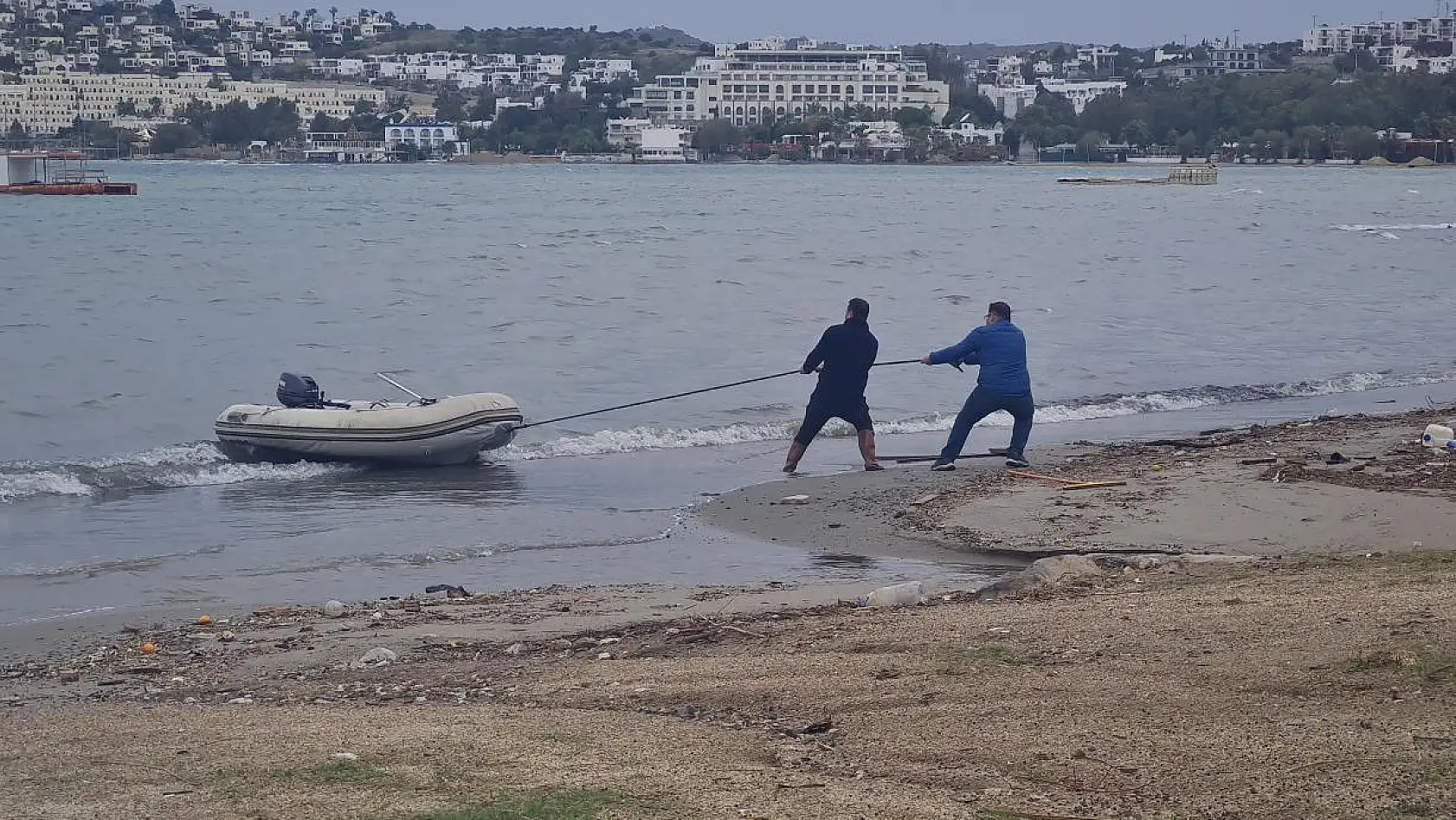 Kuvvetli rüzgar nedeniyle bir yelkenli karaya sürüklendi