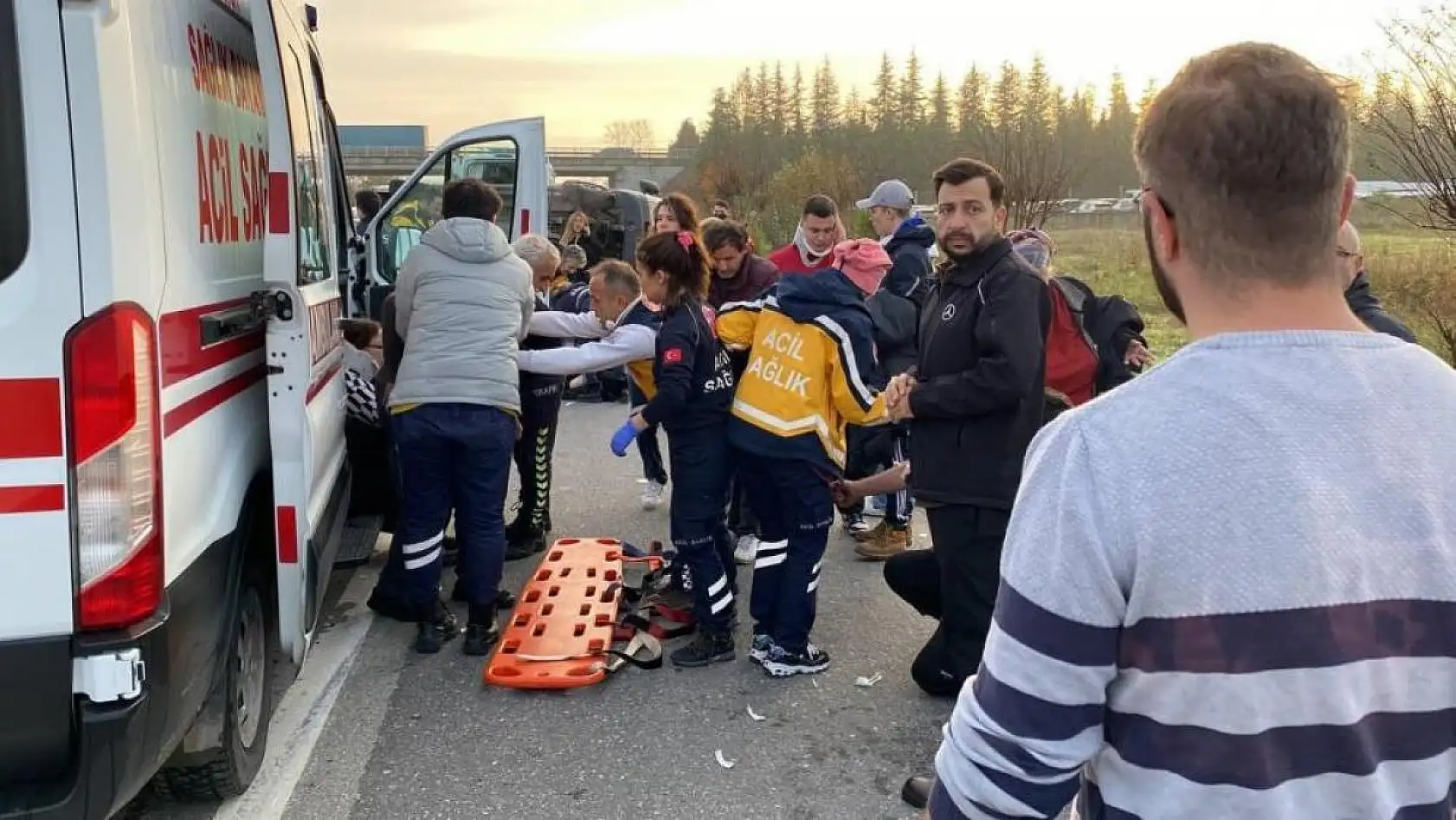 Otomobil yolcu minibüsüne çarptı, ortalık savaş alanına döndü: 17 yaralı