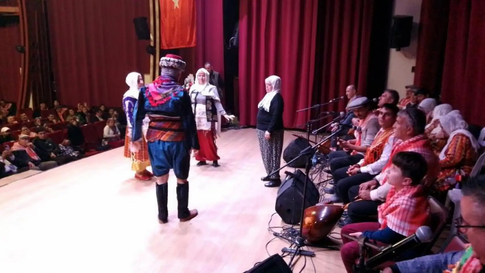 Fethiye'deki yörük şenliğinde görme engelliler ayakta alkışlandı