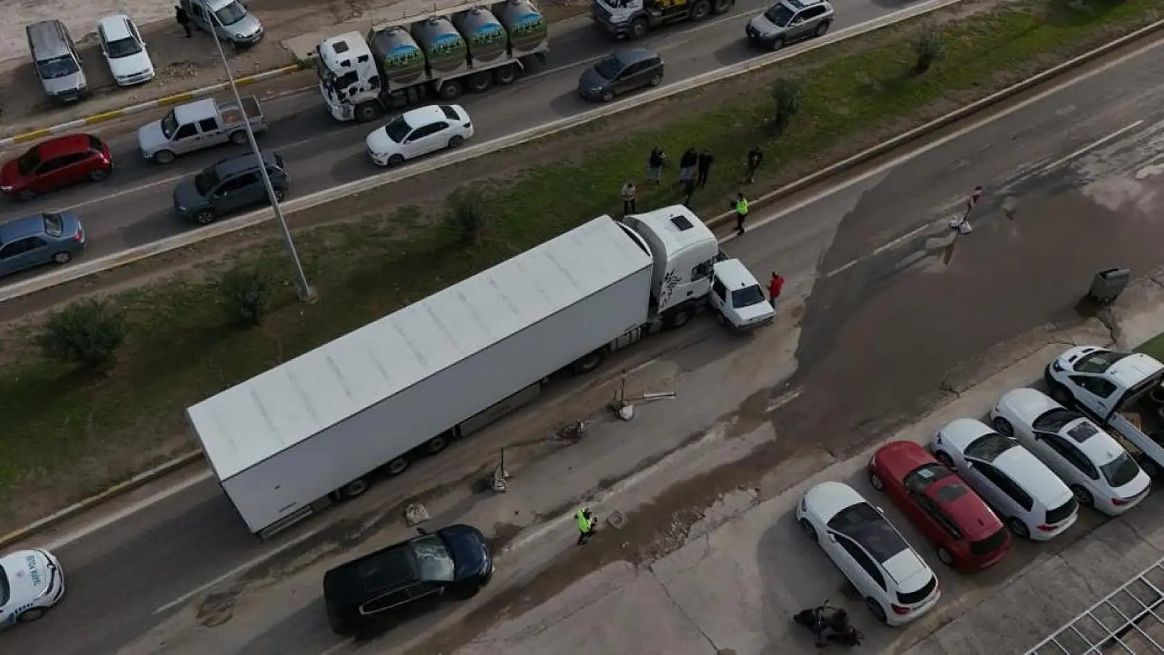 Tır ile otomobil çarpıştı