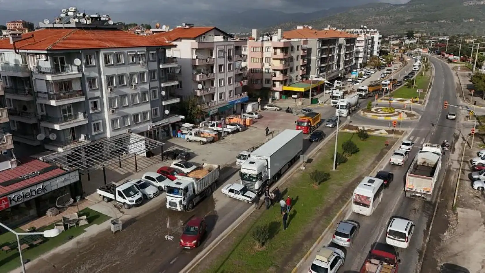 Tır ile otomobil çarpıştı