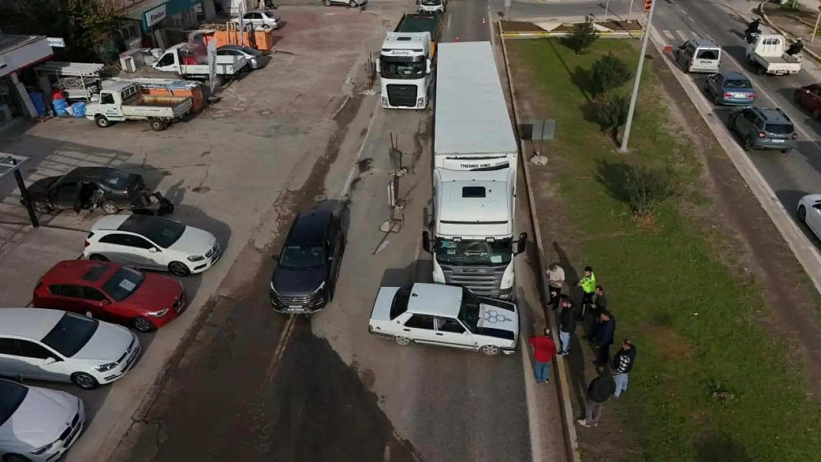 Tır ile otomobil çarpıştı