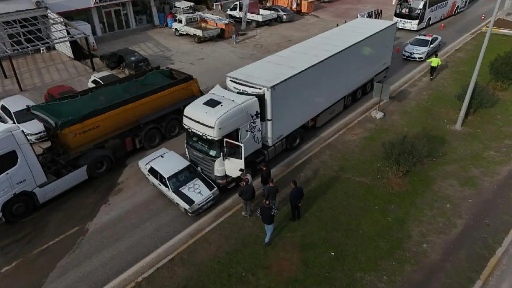 Tır ile otomobil çarpıştı