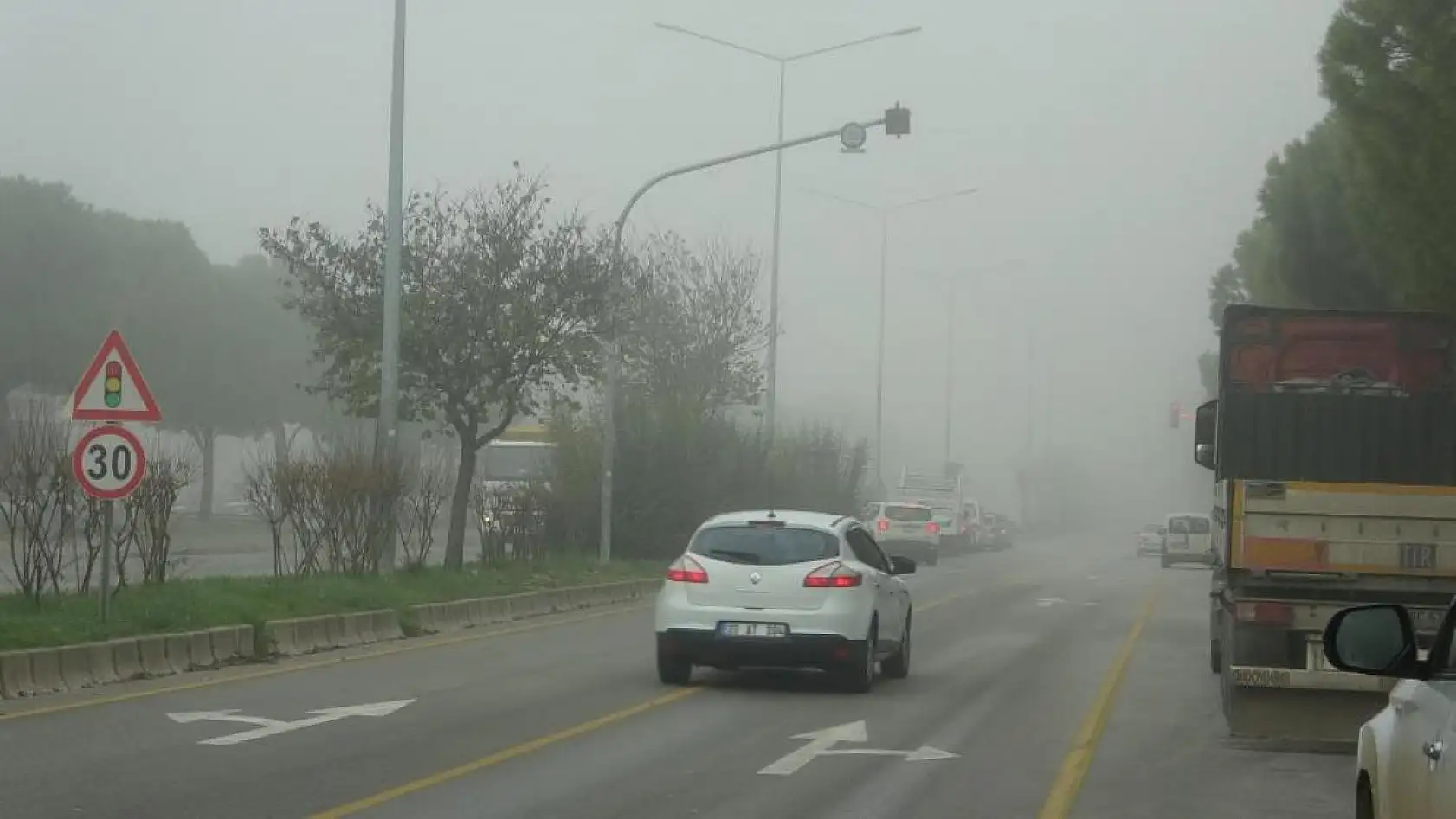 Yoğun sis zorluk çektirdi