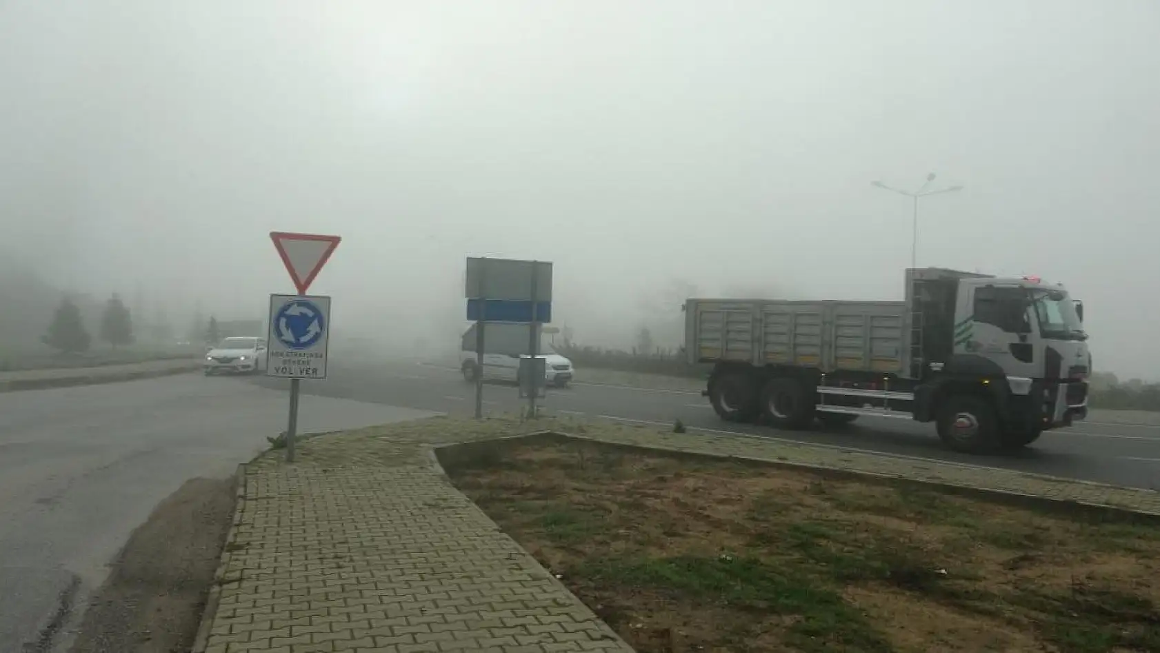 Yoğun sis zorluk çektirdi