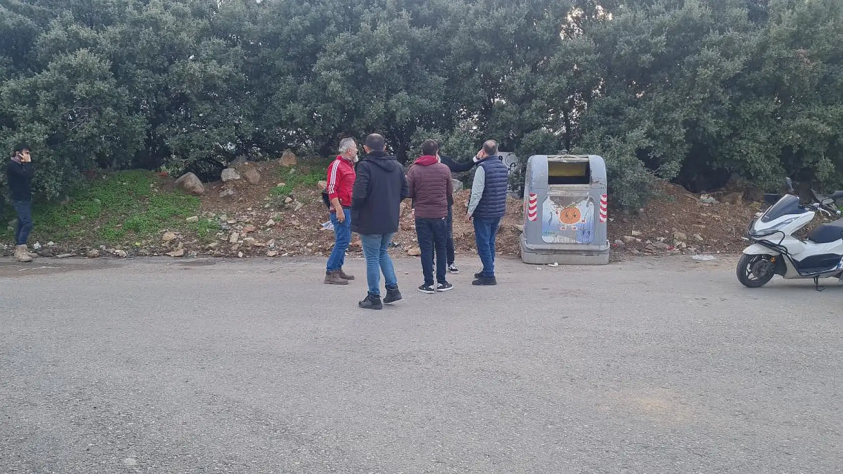 Tilkinin derisini yüzüp çöpe atmışlar