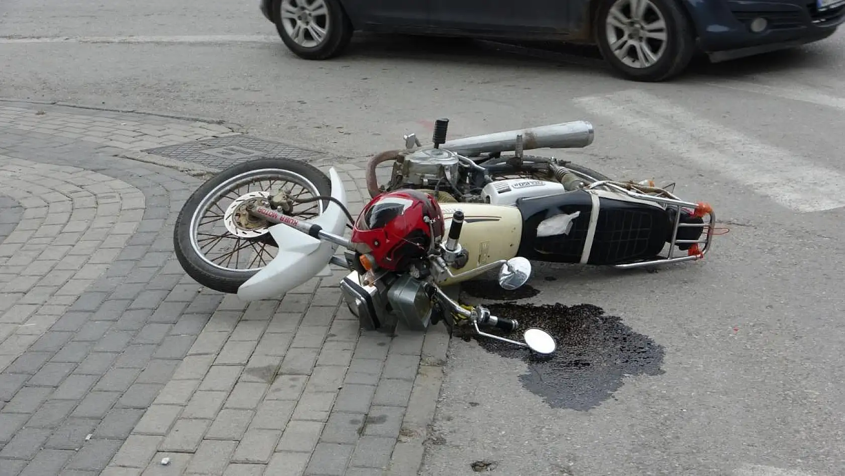 Otomobilin çarptığı motosiklet sürücüsü ölümden döndü