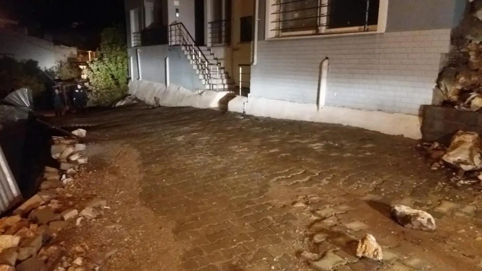 Toprak kaydı, araçta maddi hasar oluştu