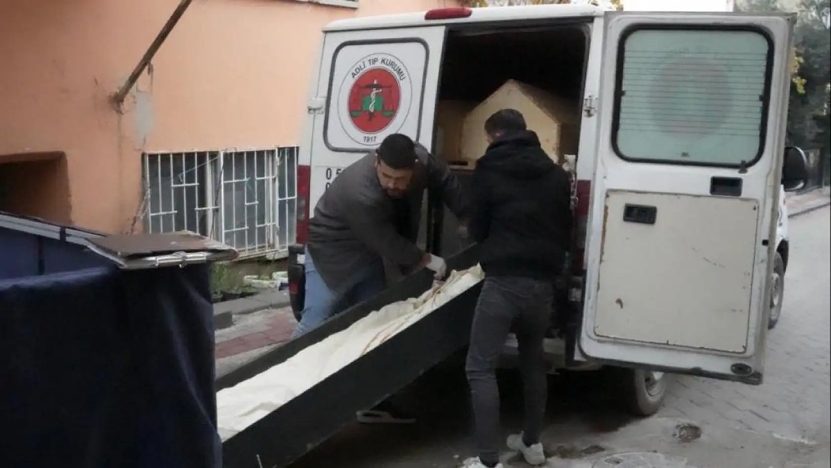 3. kattan düşen yaşlı adam hayatını kaybetti