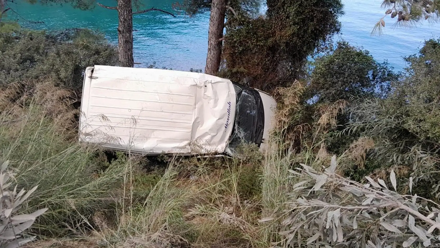 Minibüs şarampole yuvarlandı 7 yaralı